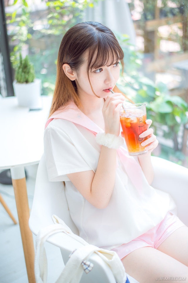 只听刘璝低沉的声音里，隐隐带着几分咆哮：“我为刘家出生入死，浴血拼杀，刘璋却在后方私通我妻子，更暗谋害我，非我不忠，奈何刘璋昏庸无道，更要绝我生路，今日回来，刘璝也没想过活着出去，将军，我刘璝今日，要反了！”